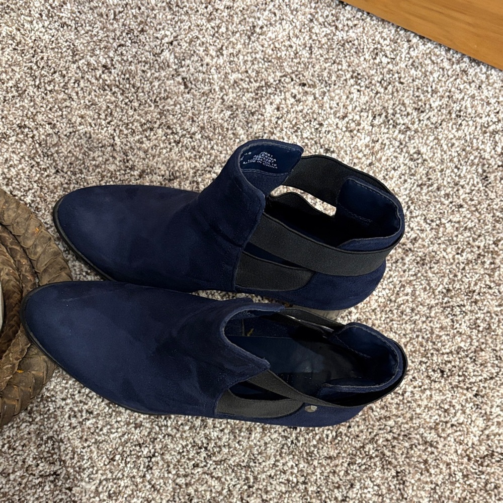 Attention Navy and Black Heeled Booties Size 8 - Picture 9 of 9